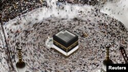 Para jemaah mengitari Ka'bah untuk Tawaf menjelang pelaksanaan ibadah haji, di Makkah, Arab Saudi, Selasa, 11 Juni 2024. (Foto: Mohammed Torokman/Reuters)