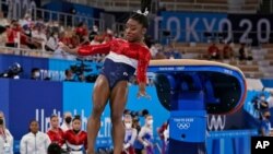 កីឡាការិនី​កាយ​សម្ព័ន្ធ​អាមេរិក នាង​ Simone Biles​ នៅ​ក្រោយ​ការ​​​លោត​ផ្លោះ​​​លើ​តុ​​​នៅ​តូក្យូ​កាល​ពី​ថ្ងៃ​ទី​២៧ ខែ​កក្កដា ឆ្នាំ​២០២១។