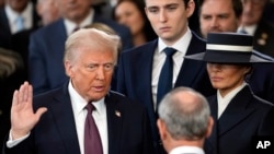 លោក Donald Trump ខាង​គណបក្ស​សាធារណរដ្ឋ​នៅ​ថ្ងៃ​ចន្ទ​នេះ​បាន​ស្បថ​ចូល​កាន់​តំណែង​ជា​ប្រធានាធិបតី​ទី​៤៧​របស់​អាមេរិក កាលពីថ្ងៃទី២០ មករា ឆ្នាំ២០២៥។