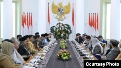 Presiden Joko Widodo menerima kunjungan Majelis Tinggi Perdamaian Afghanistan yang dipimpin langsung ketuanya Mohammad Karim Khalili di Istana Bogor, Selasa, 21 November 2017. (Foto courtesy: Biro Pers Kepresidenan RI)