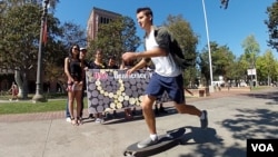 南加大校园飘着黄丝带