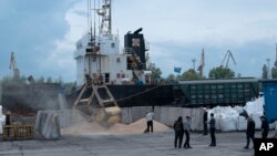 Para pekerja memuat biji-bijian Ukraina untuk dieskpor di pelabuhan Izmail, Ukraina, 26 April 2023 lalu (foto: dok). Rusia telah menghentikan sepihak kesepakatan untuk mengizinkan ekspor biji-bijian Laut Hitam yang ditengahi Turki dan PBB. 