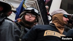 资料照片：“誓言守护者”成员在国会大厦外的台阶上参加反对认证拜登当选总统的抗议。(2021年1月6日)