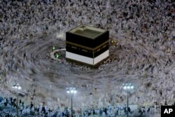 Jemaah haji melakukan tawaf mengelilingi Ka’bah dalam pelaksaan ibadah haji di Mekah, Arab Saudi, 16 Agustus 2018. (Foto: AP)