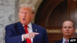 Bivši predsednik SAD Donald Tramp u obraćanju medijima u Njujorku (Foto: AFP/Kena Betancur)