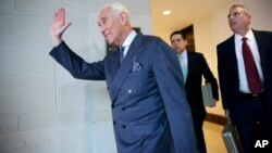Roger Stone, yang telah menjadi rekanan Donald Trump sejak lama, tiba untuk bersaksi di belakang pintu tertutup sebagai bagian dari investigasi Komite Intelijen Kongres terhadap campur tangan Rusia pada pemilu 2016 di Capitol Hill, Washington, Selasa, 26 September 2017 (foto: AP Photo/J. Scott Applewhite)