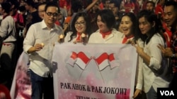 Peserta aksi 1.000 Lilin untuk NKRI di Jalan Pahlawan, Surabaya, Jumat. (VOA/Petrus).