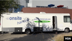 Truk gunting rambut gratis di Google (Foto: VOA/ Vina)