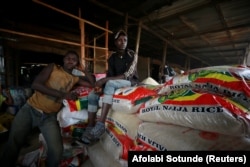 Pekerja beristirahat di tempat penggilingan padi Wurukum di Makurdi, Nigeria (foto: dok). Banyak penggilingan padi di Nigeria tutup akibat kebijakan India.