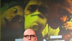 U filmu Stivena Soderberga "Zaraza" iz 2011, tajanstveni, smrtonosni virus izaziva pandemiju i paniku u svetu.