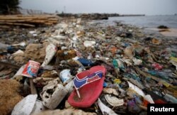 Sampah plastik dan styrofoam di pantai Cilincing, Jakarta, 26 November 2018. (Foto: Willy Kurniawan/Reuters)