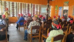 Suasana pertemuan antara Poso Energy, Lembaga Adat Pamona Poso dan Pemerintah Kabupaten Poso di Siuri Desa Toinasa, Kecamatan Pamona Barat, Kabupaten Poso, Sulawesi Tengah, Sabtu (11/12/2021) (Foto:VOA/Yoanes LItha).