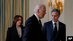 2023年10月10日星期二,拜登总统在华盛顿白宫国宴厅发表关于以色列和巴勒斯坦激进组织哈马斯之间冲突的讲话后,与国务卿安东尼·布林肯(右)和副总统卡马拉·哈里斯(左)离开讲坛。 (美联社