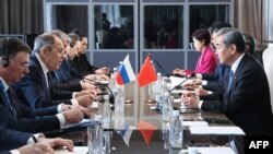 2025년 2월 20일 남아프리카공화국(남아공) 요하네스버그에서 열린 주요20개국(G20) 외무장관 회의 중 세르게이 라브로프 러시아 외무장관과 왕이 중국 외교부장이 회담을 갖고 있다.