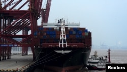 停靠在浙江省舟山港的一艘货轮。（2016年2月14日）