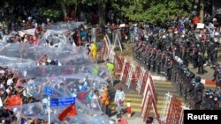 Demonstranti pripremaju zaštitu od plastike u slučaju da policija upotrebi vodene topove, na protestima u Jangonu, 9. februara 2021.