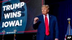 Kandidat presiden dari Partai Republik mantan Presiden Donald Trump naik panggung pada pesta malam kaukus di Des Moines, Iowa, Senin, 15 Januari 2024. (Foto: AP/Andrew Harnik)