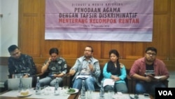 Dari kiri: Peneliti HRWG M Syamsul Muarif, Peneliti Setara Institute Achmad Fanani Rosyidi, Direktur ICJR Anggara, Sekjen KPI Dian Kartika Sari, Ketua Harian Mappi Dio Ashar Wicaksana. (Foto: VOA/A. Bhagaskoro)