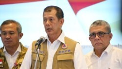 Kepala BNPB Doni Monardo (tengah) memberikan keterangan kepada media. (Foto: BNPB)