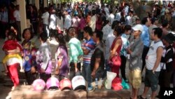Cambodian residents line up to vote in local elections at a polling station in Chak Angre Leu on the outskirts of Phnom Penh, Cambodia, June 4, 2017. 