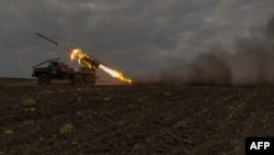 Ukrajinska vojska ispaljuje projektile ka ruskim pozicijama u regionu Harkiva, 15. maja 2024. (Foto: AFP/Roman Pilipey)