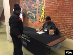 Brian Nabinett gets information at Bread for the City in Washington. (A. Pande/VOA)