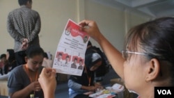 Suasana proses penyortiran dan pelipatan surat suara pilwali kota kota jogja 2017 di Gudang KPU Jalan Imogiri Timur Giwangan, 10 Januari 2018. (Foto: VOA/Nurhadi)