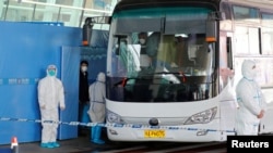 世卫新冠病毒源头调查组在武汉天河国际机场乘坐大巴车。（2021年1月14日）