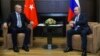 Presiden Rusia Vladimir Putin (kanan) dan Presiden Turki Recep Tayyip Erdogan di kediaman Bucharov Ruchei, kota peristirahatan Sochi di Laut Hitam, Rusia, 22 Oktober 2019. 