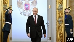 Ruski predsednik Vladimir Putin ulazi u svečanu salu tokom svoje inauguracije za novi mandat predsednika, na fotografiji ruske državne agencije Sputnjik, u Kremlju, Moskva, 7. maja 2024.