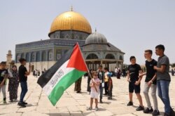 Jemaah Muslim Palestina berkumpul untuk salat di kompleks masjid al-Aqsa Yerusalem, situs tersuci ketiga Islam, pada 21 Mei 2021. (Foto: AFP)