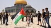 Palestinski muslimanski vernici okupljaju se na molitvama u kompleksu džamije al Aksa u Jerusalimu koja je treće najvažnije sveto mesto u islamu, 21. maja 2021. (Foto: AFP/Ahmad Gharabli)
