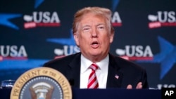 美国总统川普在佛罗里达州海厄利亚的巴基·登特公园讲话。（2018年4月16日）