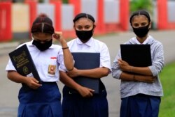 Para pelajar mengenakan masker untuk mencegah penularan virus corona di Jayapura, Papua, 13 Juli 2020. (Foto: Gusti Tanati/Antara Foto via Reuters)