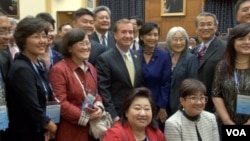 众议员罗伊斯、众议员赵美心与世界台湾商会成员合影（美国之音 钟辰芳拍摄）