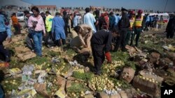 Pakistani investigators look for evidence at the spot of an explosion in Islamabad, Pakistan, April 9, 2014.