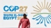 Seorang pria berjalan di luar Pusat Konvensi Internasional Sharm El Sheikh selama pembukaan KTT iklim COP27 di resor Laut Merah Mesir Sharm el-Sheikh, Mesir, 6 November 2022. (Foto: REUTERS/Thaier Al-Sudani)