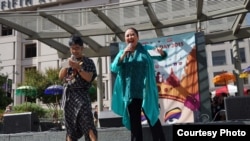 Paul Amron (kiri) dan Ira Maya Sopha memandu acara Indo Day di San Francisco, 29 Agustus 2015 (Foto: Paul Amron)