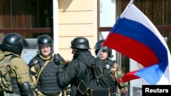 3月17日乌克兰自卫军战士在克里米亚辛菲罗波尔与手持俄罗斯国旗的市民交谈