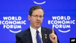 Presiden Israel Isaac Herzog berbicara dalam Forum Ekonomi Dunia di Davos, Swiss, pada 18 Januari 2024. (Foto: AP/Markus Schreiber)