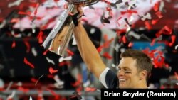 Kvoterbek Tampa Bej Bakanirsa Tom Brejdi proslavžlja titulu šampiona NFL-a sa trofejem koji nosi ime Vinsa Lobardija (Foto: Reuters) 