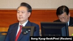 Presiden Korea Selatan yang dimakzulkan, Yoon Suk Yeol, menghadiri persidangan pemakzulannya terkait penerapan darurat militer singkat, dui Mahkamah Konstitusi di Seoul, pada 20 Februari 2025. (Foto: Song Kyung-Seok/Pool via Reuters)