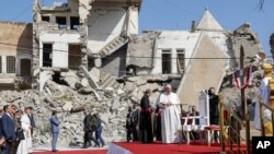 Paus Fransiskus, yang dikelilingi oleh puing-puing gereja yang hancur, tiba untuk berdoa bagi para korban perang di Lapangan Gereja Hosh al-Bieaa, di Mosul, Irak, yang pernah menjadi ibu kota de-facto ISIS, Minggu, 7 Maret 2021. (Foto: AP)