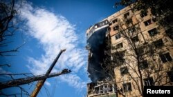 Gedung apartemen yang rusak berat akibat serangan rudal Rusia, di tengah serangan Rusia di Ukraina, di Kryvyi Rih, Ukraina, 31 Juli 2023. (Layanan pers Layanan Darurat Negara Ukraina/Handout via REUTERS)