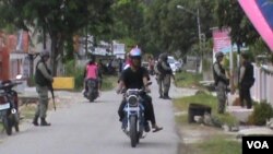 Polisi melakukan Operasi Yustisia Kependudukan di Desa Gebong Rejo, Poso, menjelang HUT Kemerdekaan RI ke-68 (16/8). 