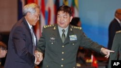 中国国防部长常万全和新加坡防长黄永宏握手（2015年11月4日）