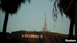 Matahari pagi terbit di papan nama Hollywood di Los Angeles, California, AS, 6 Februari 2020. (Foto: REUTERS/Mike Blake)