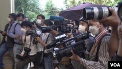  រូបឯកសារ៖ អ្នក​សារព័ត៌មាន​ផ្តិតយកទិដ្ឋភាព​លោក​ កឹម​ សុខា ធ្វើ​ដំណើរ​ចេញ​ពីគេហដ្ឋាន​ទៅ​សាលា​រាជធានី​ភ្នំពេញ​​ ដើម្បី​ចូលរួម​សវនាការរបស់​លោក​ រាជធានី​ភ្នំពេញ​ ថ្ងៃ​ទី​១៩ ខែ​មករា​ ឆ្នាំ​២០២២។ (ហ៊ាន សុជាតា​/វីអូអេ) 