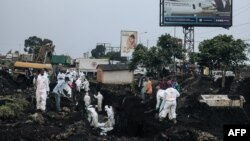 Des membres de la Croix Rouge et de la Protection civile congolaise en train d'enterrer des victimes des combats, le 4 février 2025.