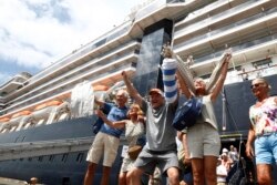 Para penumpang kapal pesiar MS Westerdam saat mendarat di Kamboja, Jumat (14/2) lalu.